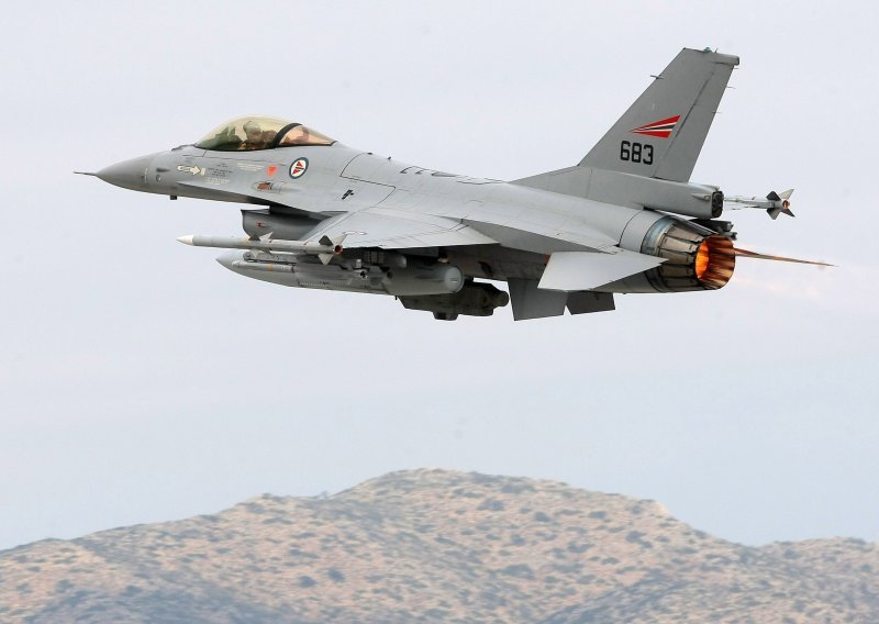 Norveška će Ukrajini isporučiti više od 20 borbenih lovaca F-16