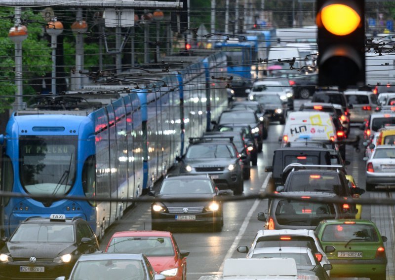 Prometni kaos u centru Zagreba, kolone tramvaja u Savskoj ulici