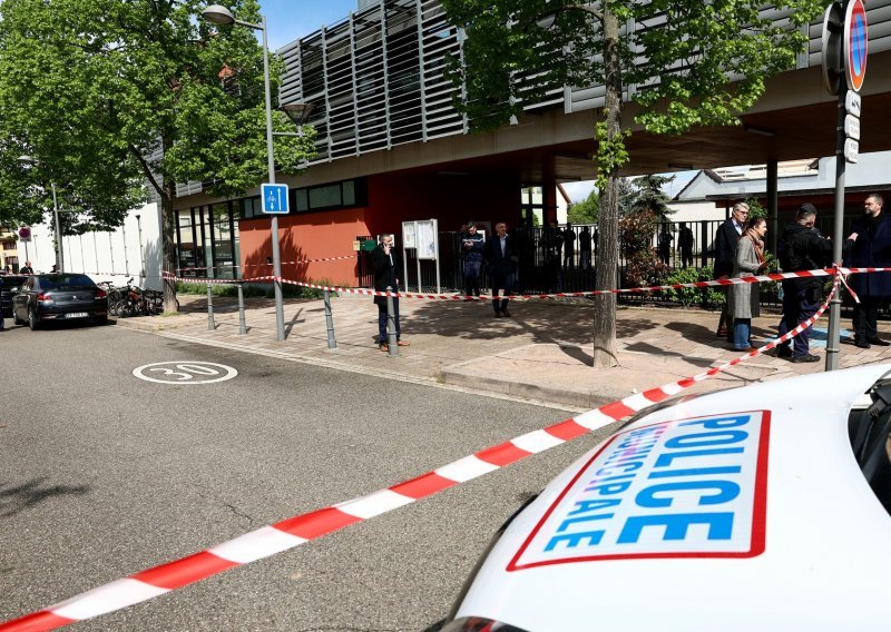 Nožem nasrnuo na dvije djevojčice ispred škole u Francuskoj, napadač priveden