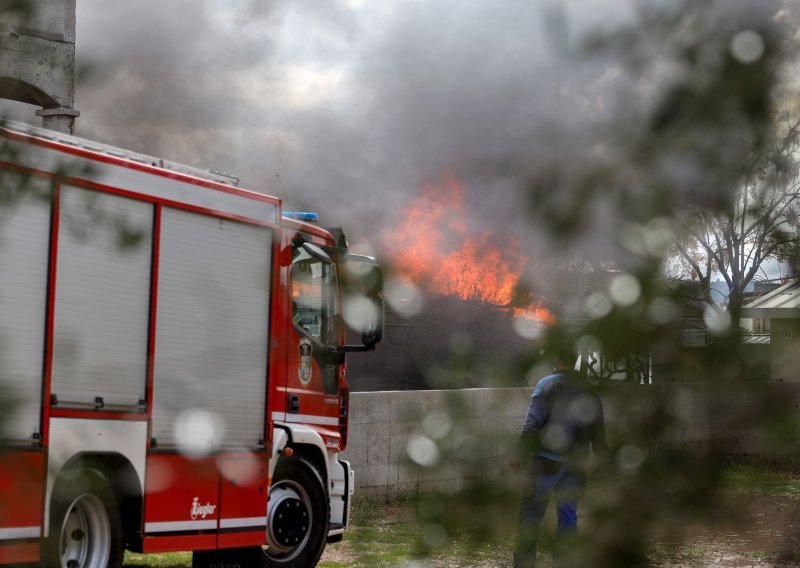 Zapalio se stan na Jarunu: Vatrogasci i hitna pomoć su na terenu