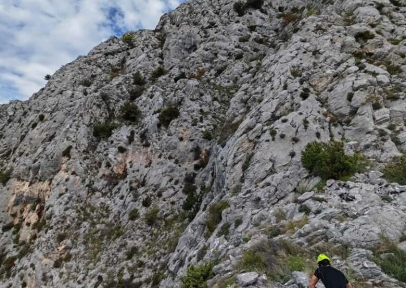 Planinarka poginula iznad Omiša padom u ponor dubok 120 metara
