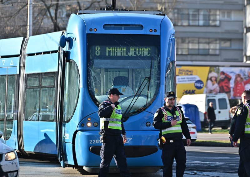 Krš i lom u centru: Automobil udario u tramvaj, čeka se policija