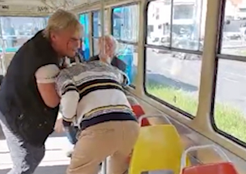 Kaos u zagrebačkom tramvaju, potukla se dvojica starijih muškaraca