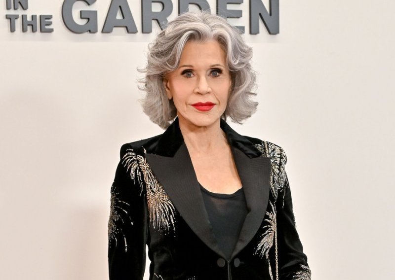 Blista u devetom desetljeću: Jane Fonda servirala glamurozan stajling u baršunu od glave do pete