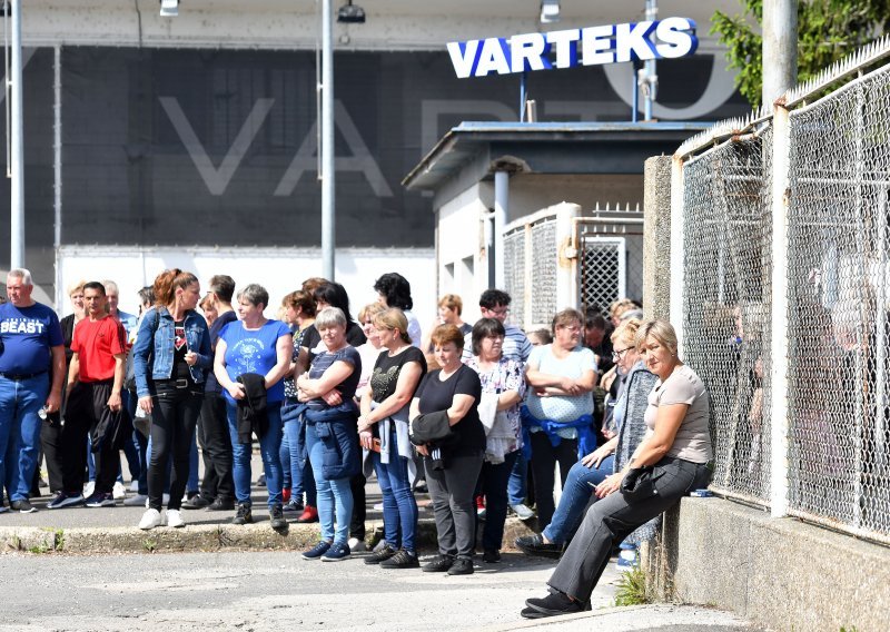 Radnici Varteksa krenuli u štrajk; ne vraćaju se u pogon dok im ne isplate plaće