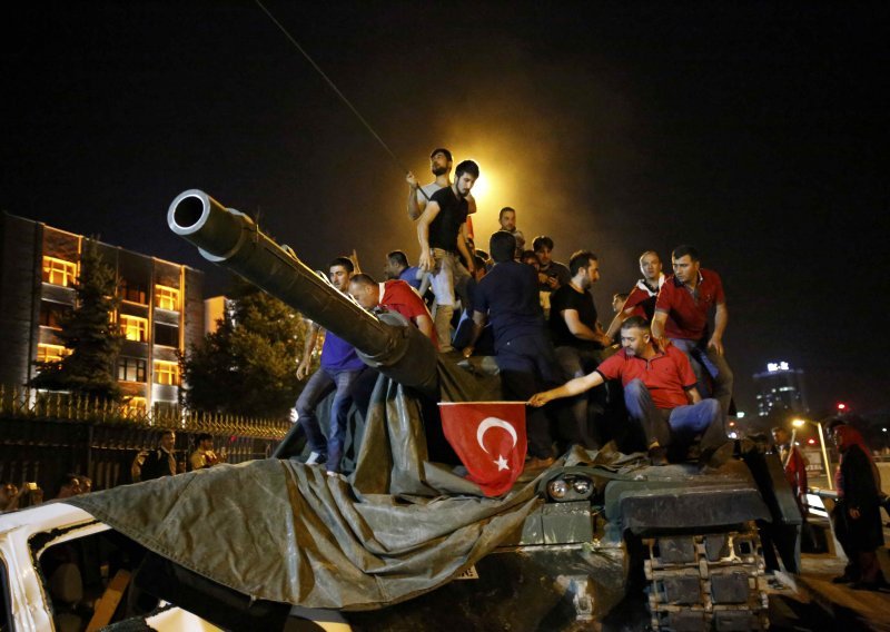 Erdogan se vratio, njegovi pristaše zauzeli televiziju, razoružavaju pučiste