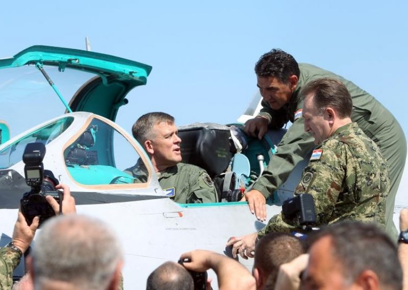 Američki general pregledao hrvatske MiG-ove prije parade