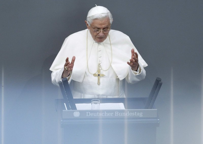 Papa šarmirao i protivnike u govoru pred Bundestagom