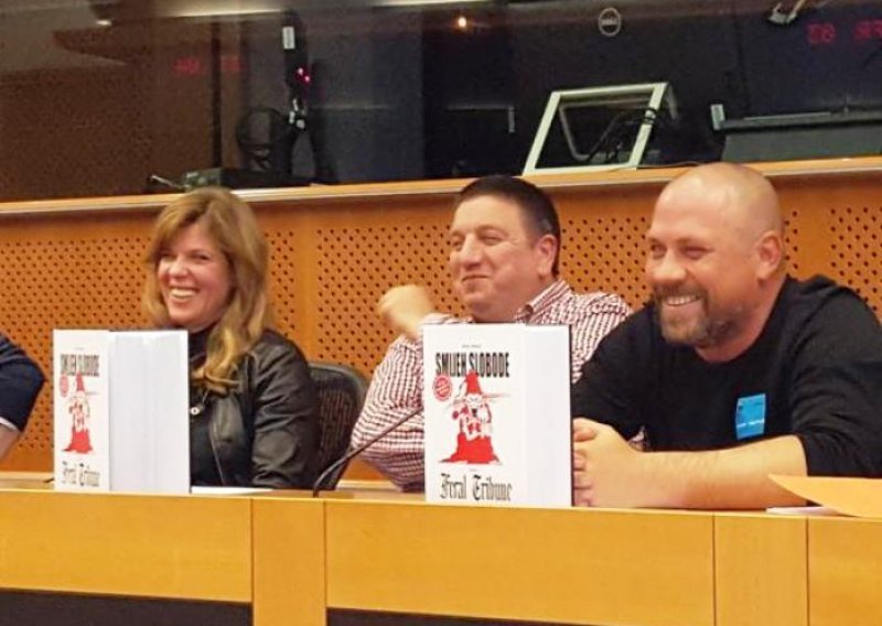 Lucić i Dežulović u EU parlamentu otpjevali 'Euroslaviju'