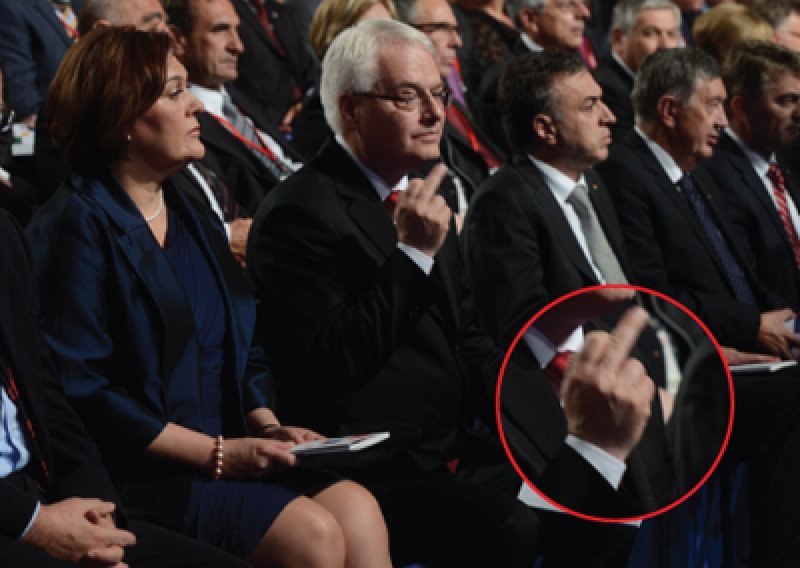 Kome Josipović pokazuje srednji prst?
