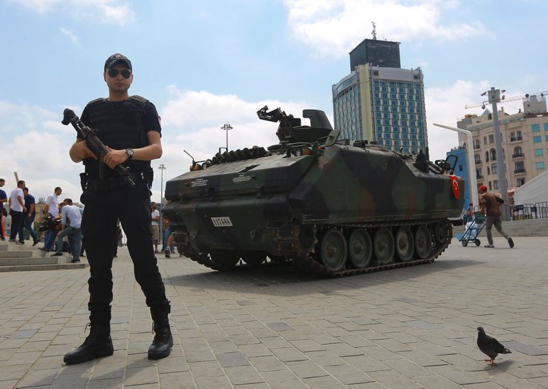 U Turskoj otpušteno više od 2.000 policajaca i stotine vojnika