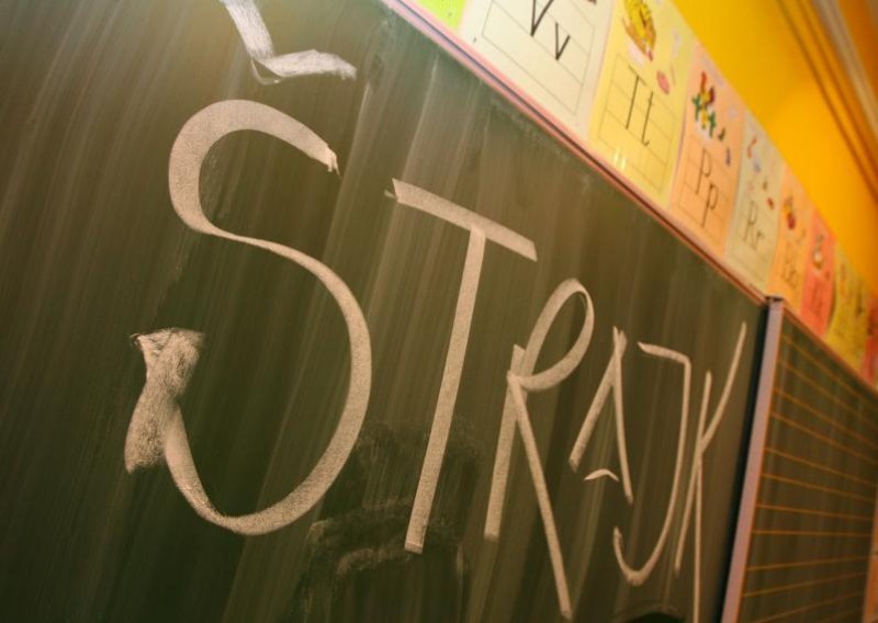 Počeo štrajk nastavnika: Tek dio učenika u školama
