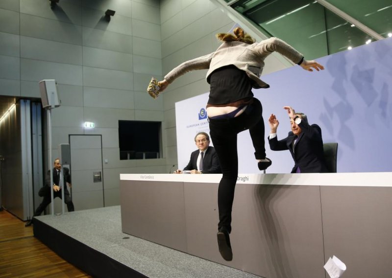 Usred presice skočila Draghiju na stol: Stop diktaturi ECB-a!