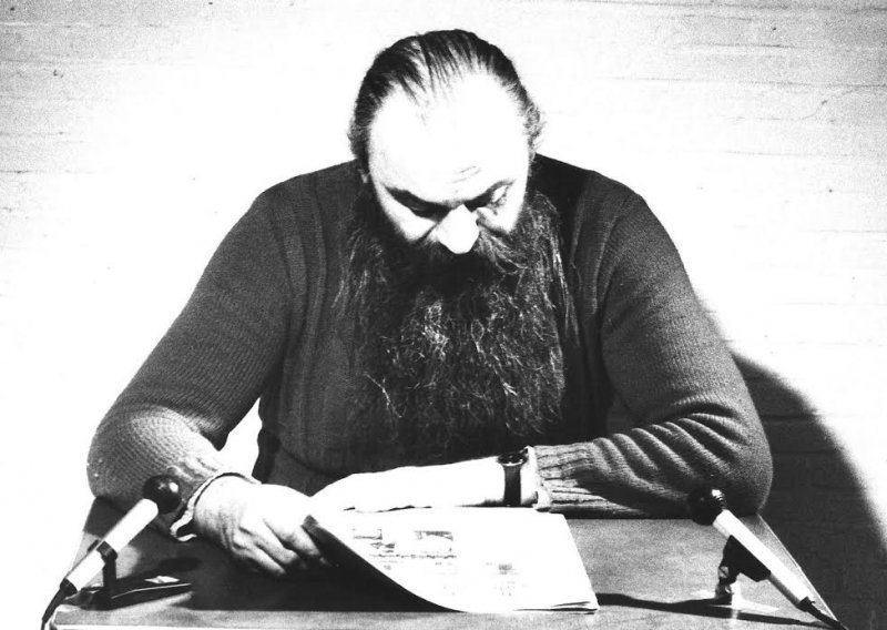 Kako je Tomislav Gotovac čitao novine u studiju Marin Abramović