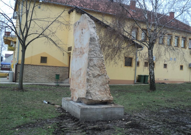 Spomenik žrtvama srpske agresije u Tovarniku