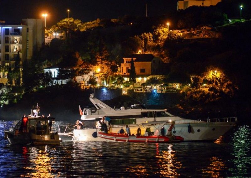 Noćno spašavanje nasukane luksuzne jahte u Dubrovniku