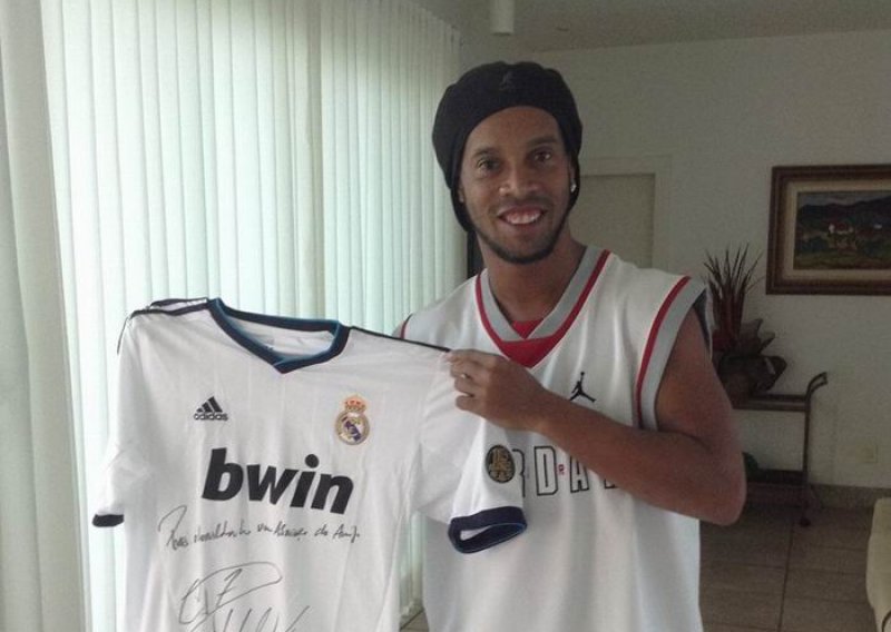 Provokacija ili poziv - Ronaldinho s dresom Reala