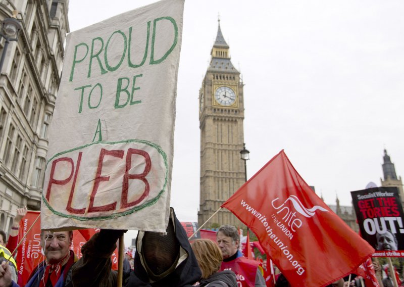 Tisuće prosvjednika maršira Londonom protiv mjera štednje