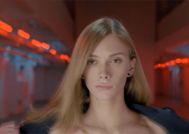 Šokira li vas Toyotin transseksualac u reklami za Auris?