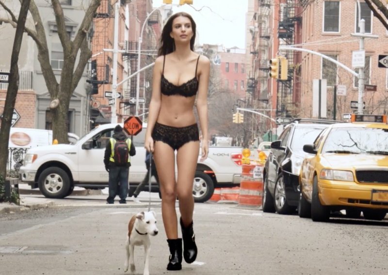 [VIDEO] Uzavrela šetnja Emily Ratajkowski prohladnim ulicama