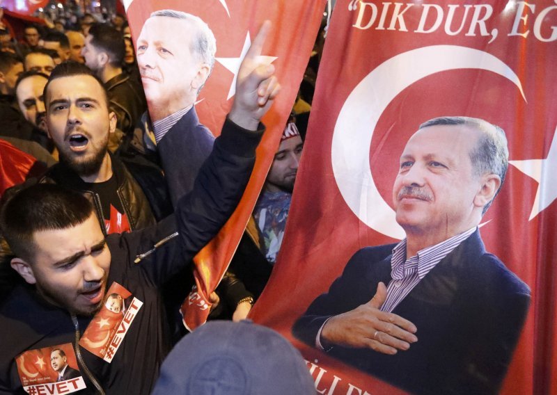 Turci glasuju na povijesnom referendumu o širenju Erdoganovih ovlasti
