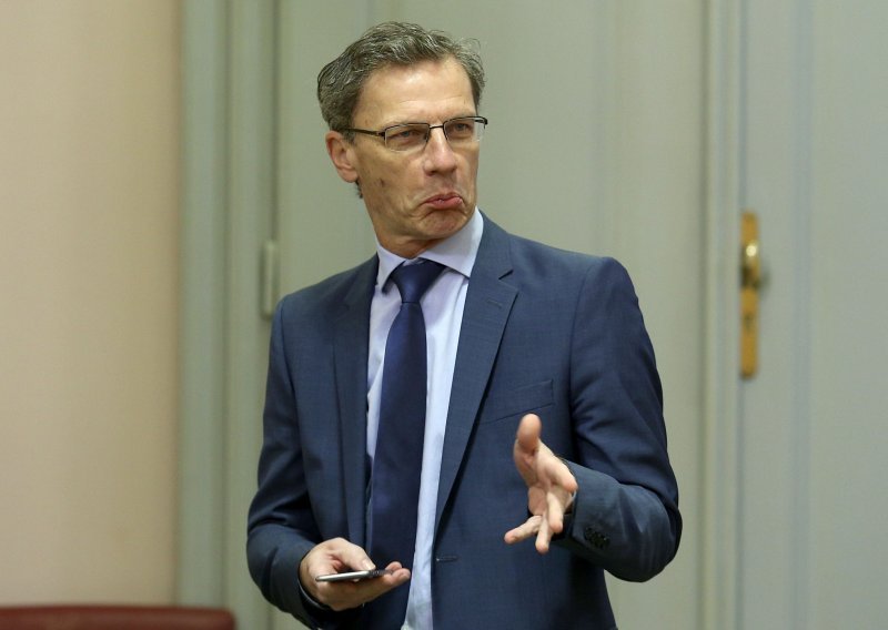 Vujčić poručio političarima da se suzdrže od priče vezane uz franak