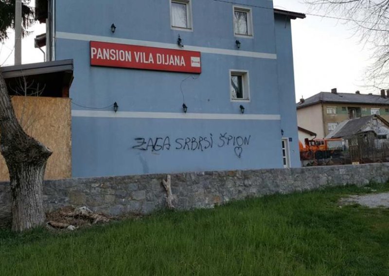 Polupismeni prijeteći grafit osvanuo na kući šefa Reformista u Gračacu
