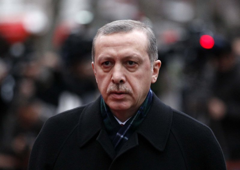 Turci u nedjelju odlučuju o Erdoganovim ovlastima, rezultat neizvjestan
