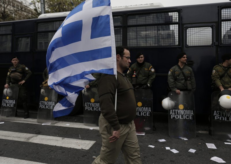 Prosvjedi u Ateni nakon što je parlament dodatno srezao mirovine i povećao poreze