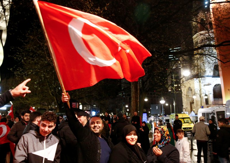 Zašto su njemački Turci, koji uživaju u demokraciji, podržali diktatora Erdogana?