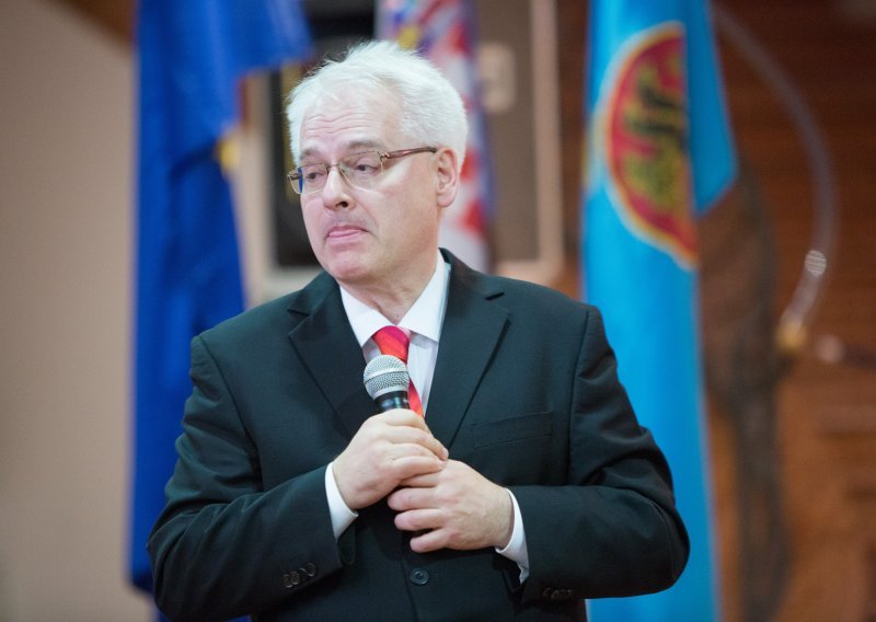 Josipović nastavlja jahati po katoličkim aktivistima, ne kani se ispričati