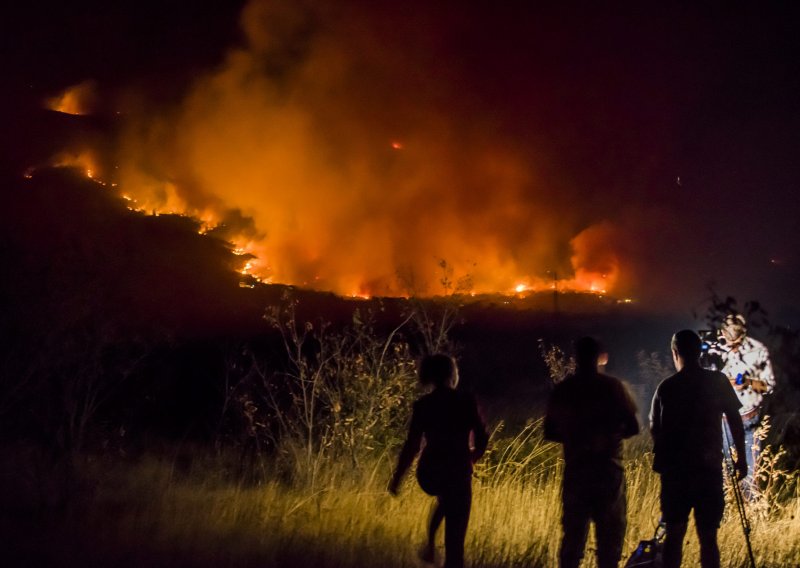 Stigli kanaderi, uzbunjeni svi vatrogasci u Hrvatskoj, ali bura je i dalje velika prijetnja