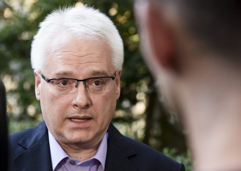 Josipović: Bandić je riješio problem star 100 godina i zaslužio počasni doktorat