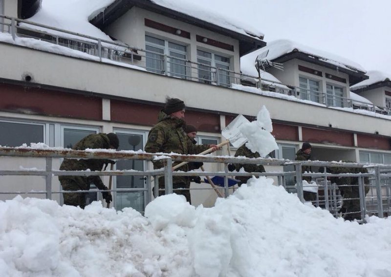 Oko 100 vojnika pomaže Ličanima u uklanjanju posljedica snježnog nevremena