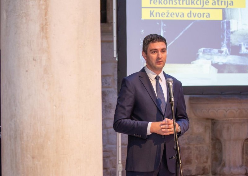 Gradonačelnik Dubrovnika ljut na Butkovića: 'Zatrpalo nas je 1.200 taksista!'