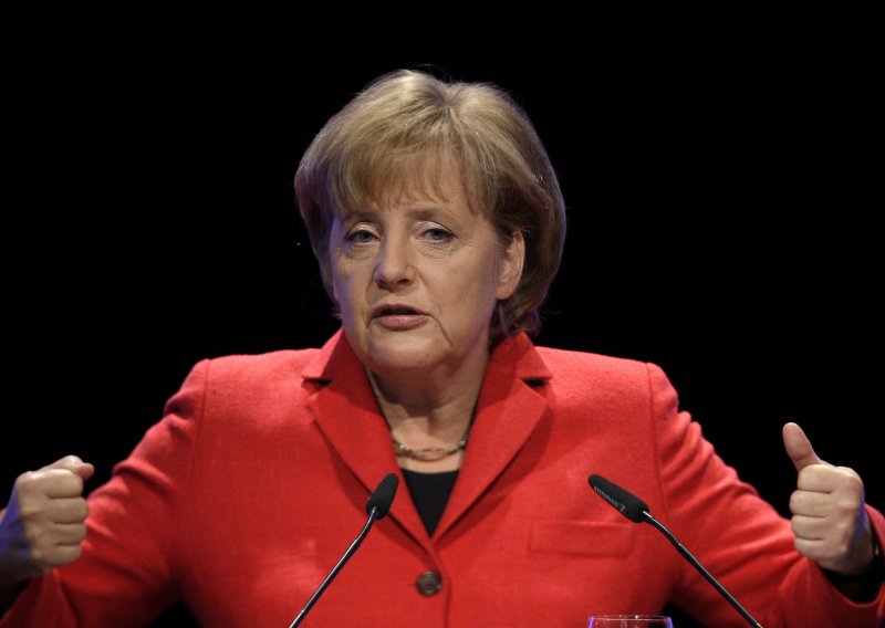Merkel poziva na spašavanje eura