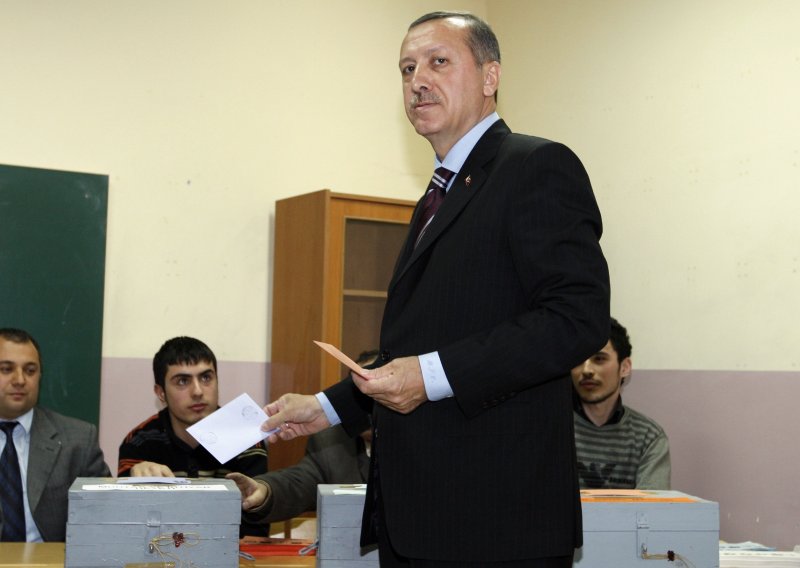 Turci izašli na parlamentarne izbore