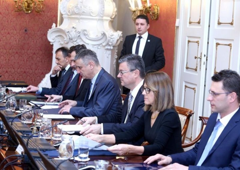 Oreškovićeva vlada treba vratiti Hrvatskoj investicijski rejting