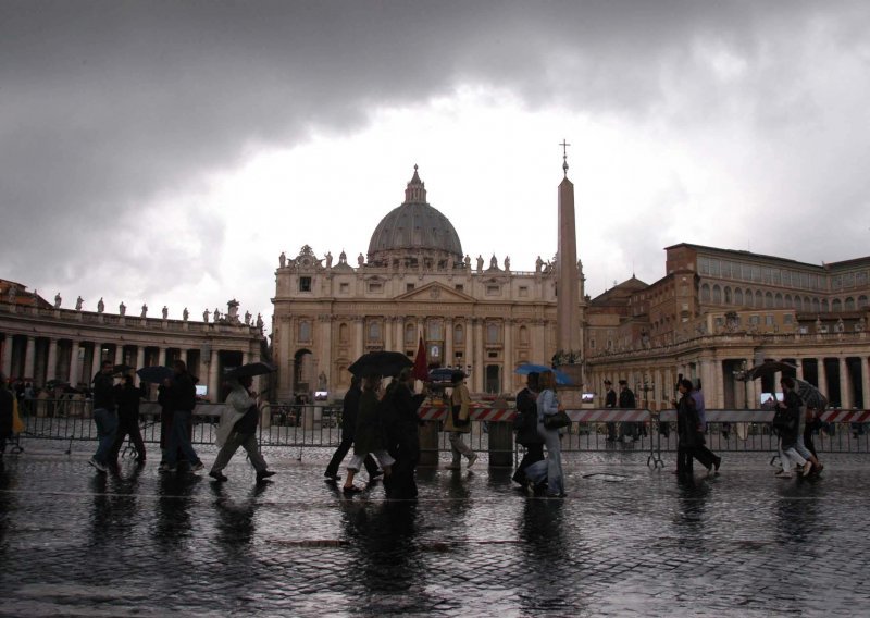Lažna uzbuna u Vatikanu; nije bomba već uredski pribor
