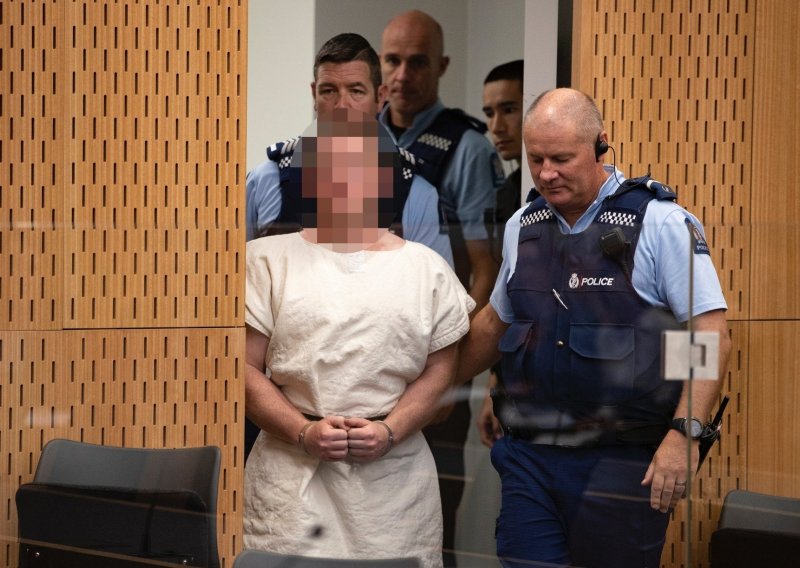 Ubojica iz Christchurcha mirno saslušao optužnicu, pomno motreći novinare