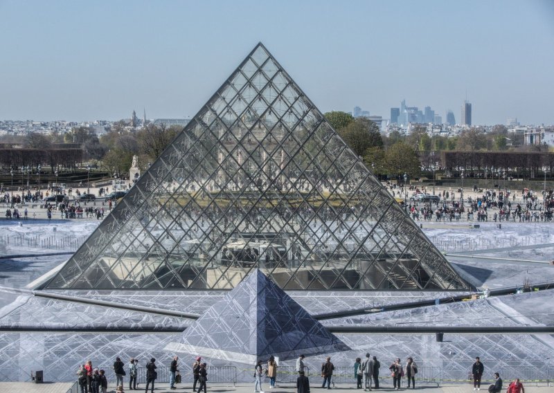 Poznati umjetnik napravio golemi kolaž ispred Louvrea, ne sluteći da će mu djelo pregaziti horda posjetitelja