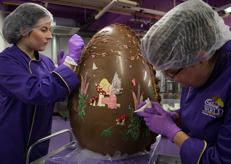 Engleske slastičarke napravile divovsko uskršnje jaje od čokolade