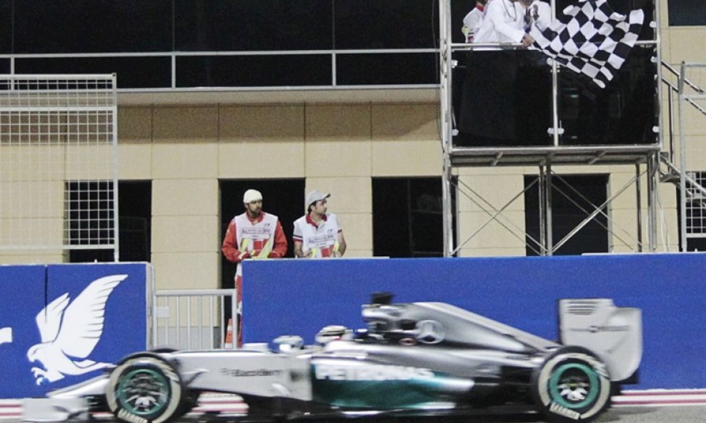 Lewis Hamilton prolazi ciljem