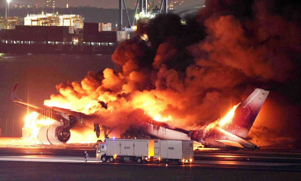 Zapaljeni avion u Tokiju