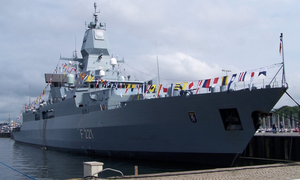 Ilustracija/Fregata Hessen u luci Kiel