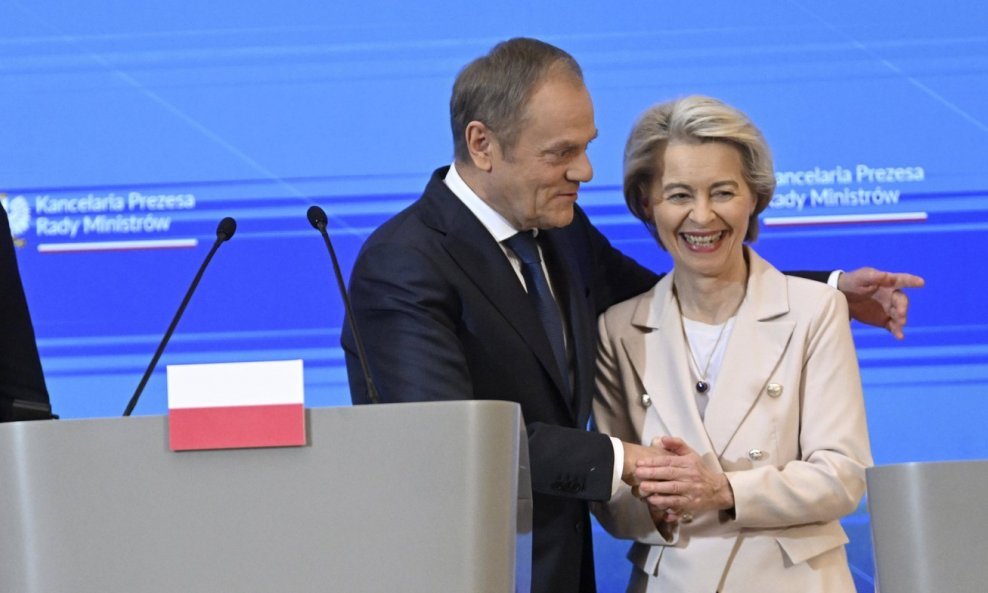Donald Tusk (u sredini) i Ursula von der Leyen (lijevo)
