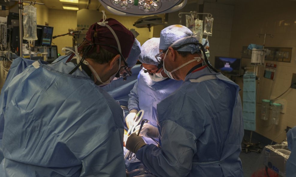 Fotografija operacije koju je objavila Opća bolnica Massachusetts
