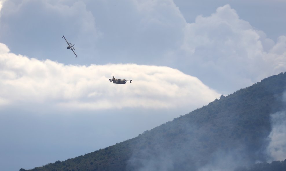 Požar na nepristupačnom terenu između Vrpolja i Grebaštice kod Šibenika