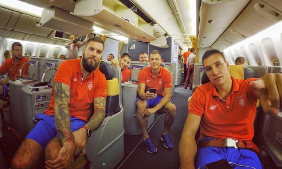 Srpski košarkaši u avionu