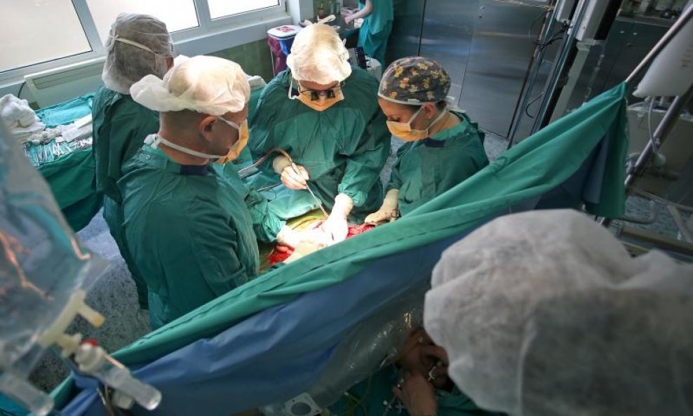 Liječnički tim pri transplantaciji organa